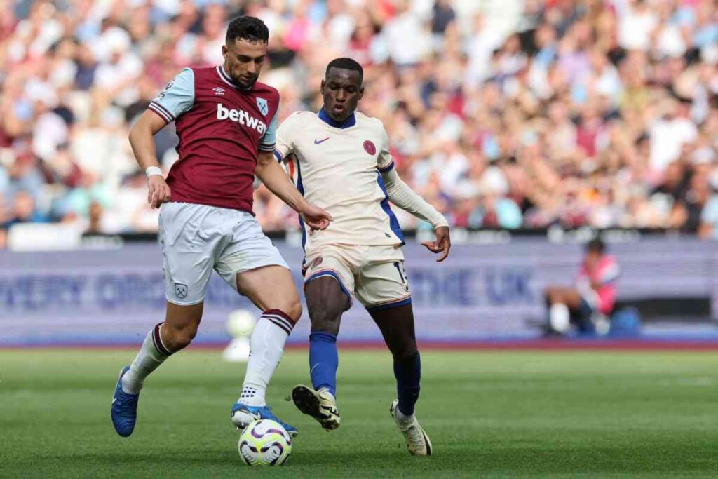 West Ham United's Maximilian Kilman (L) vies with Chelsea's striker Nicolas Jackson. [AFP]