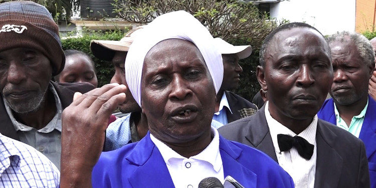 Embu Nyangi Ndiriri Council Chair Andrew Ireri speaking to the press flanked by other Embu elders.
Image: KNA